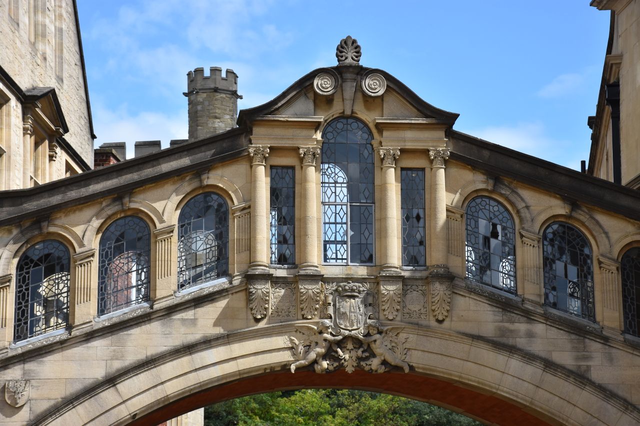 Services Explore the iconic Bridge of Sighs, a beautiful architectural landmark in Oxford, England.